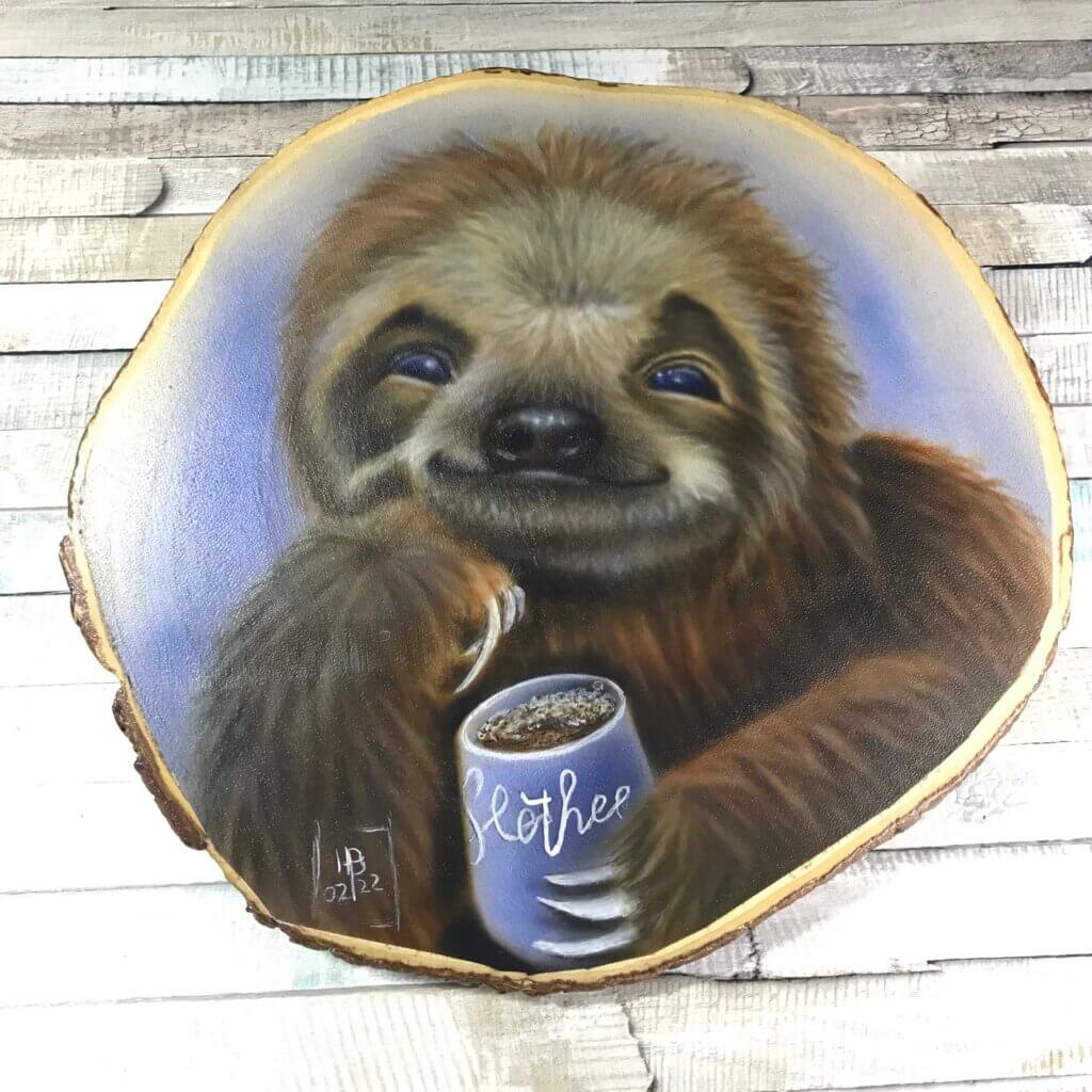 Faultier auf einer Holzscheibe mit Airbrush gestaltet