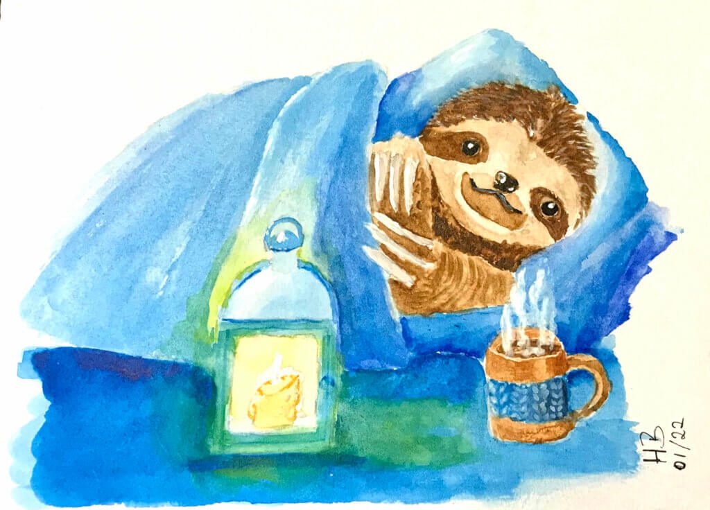 Aquarell Bild von einem Faultier, dass gemütlich unter einer Decke liegt. Im Vordergrund eine heiße Tasse Tee und eine leuchtende Laterne.